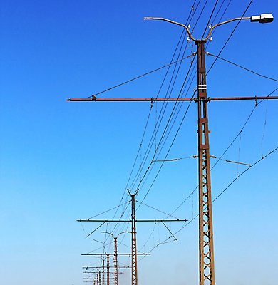 포토 JPG 해외이미지 산업 선 교통시설 하늘 사람없음 야외 파란색 빛 탑 힘 기차 에너지 연결 위험 묘사 머리위 철사 볼트 분배 전압 줄서기 철강 공급 해외202004 해외포토 건축물 육상교통 컬러 교통 컨셉 모션 대중교통 공구 시설 파일형식 이미지허브