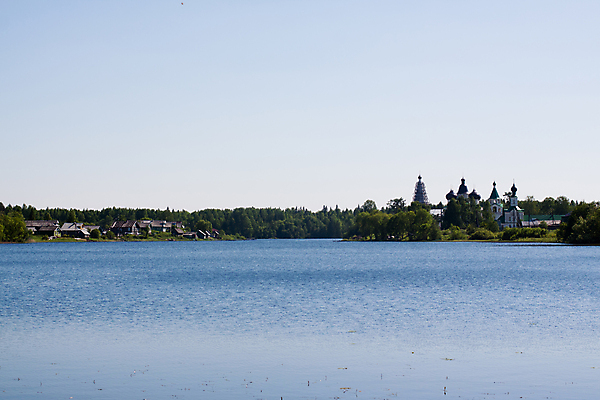 포토 JPG 해외이미지 나무 전통 기독교 종교 호수 십자가 하늘 사람없음 야외 건물 가로 초록색 물 파란색 햇빛 교회 마을 탑 맑음 흰색 역사 숲 러시아 북쪽 수도원 복원 수녀원 옛날 해외202004 해외포토 자연요소 식물 건축물 유럽 컬러 종교건축 날씨 태양 방향 파일형식 이미지허브