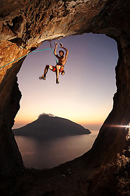 포토 JPG 해외이미지 전신 남자 밧줄 하늘 한명 성인 야외 옆모습 손들기 야간 암벽 암벽등반 암벽등반가 성인남자한명만 해외202004 해외포토 자연요소 1 줄 뷰포인트 모션 사람 등산 남자한명만 성인남자만 파일형식 이미지허브