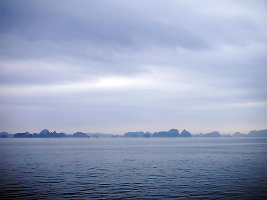 포토 JPG 해외이미지 구름 전통 아시아 바다 섬 여행 백그라운드 자연 하늘 아침 날씨 휴가 산 동양인 풍경 사람없음 야외 초록색 물 여름 파란색 빛 컬러풀 태양 반사 노란색 환경 어둠 일몰 회색 만 보트 저녁 언덕 베트남 장면 폭풍 해외202004 해외포토 주간 자연요소 계절 나라 컬러 배_교통 인종 노을 동남아시아 야간 생태계 파일형식 이미지허브