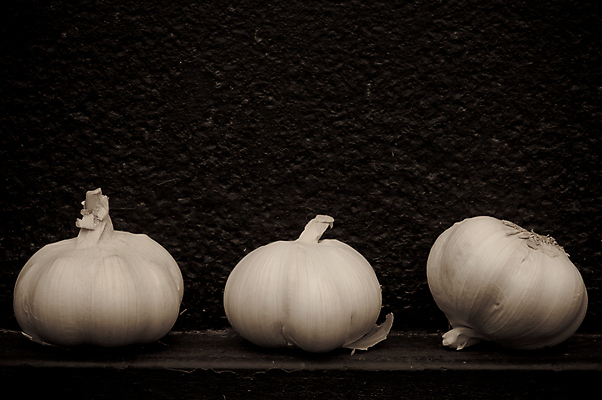 포토 JPG 해외이미지 백그라운드 채소 재료 벽지 표면 마늘 사람없음 검은색 어둠 공백 회색 흰색 거친 묘사 질감 내추럴 카피스페이스 해외202004 해외포토 컬러 파일형식 이미지허브