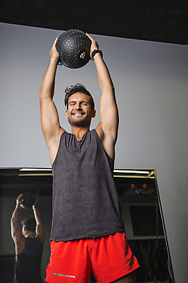 포토 JPG 해외이미지 백인 옷 여자 스포츠 운동화 신체 공 실내 건강 한명 사람 성인 30대 상자 운동 경쟁 몸무게 웨이트트레이닝 연습 체육관 리프팅 크로스핏 해외202004 해외포토 서양인 1 신발 컨셉 내부 장년 파일형식 이미지허브