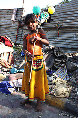 포토 JPG 해외이미지 드레스 아시아 도로 어린이 거리 한명 서기 동양인 컬러풀 노란색 판매 표현 작업 달콤 작음 가난 인도인 풍선 결백 길가 해외202004 해외포토 외국인 1 옷 나라 길 컬러 컨셉 교통시설 모션 사람 인종 맛 크기 파일형식 이미지허브