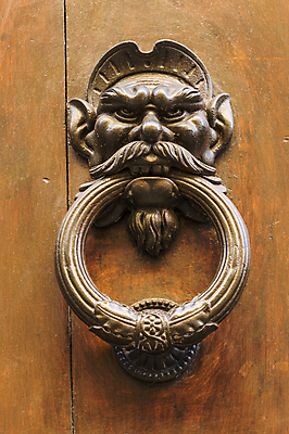 포토 JPG 해외이미지 전통 남자 얼굴 건축양식 주택 미술 사람 성인 사람없음 목재 장식 머리 문 금속 이탈리아 분노 표현 반지 도시 화려 중세 클래식 콧수염 묘사 질감 청동 노크 놋쇠 옛날 토스카나 해외202004 해외포토 나무 건축 감정 유럽 컨셉 재료 장신구 재질 문화예술 수염 건물 신체부위 역사 파일형식 이미지허브