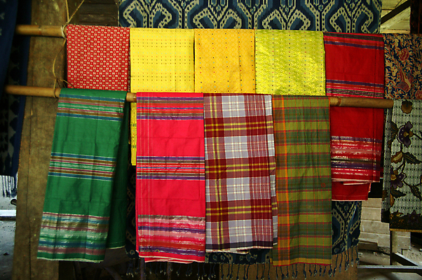 포토 JPG 해외이미지 전통 손 디자인 산업 문화 줄 패턴 공장 미술 취미 사람없음 목재 컬러풀 여행객 공구 직물 면 업무 작업 실 제조 실크 인도네시아 섬유 짜임 수공예 양모 옛날 짜기 핸드메이드 해외202004 해외포토 나무 아시아 컬러 무늬 재료 공업 모션 문화예술 사람 신체부위 도구 공예 파일형식 이미지허브