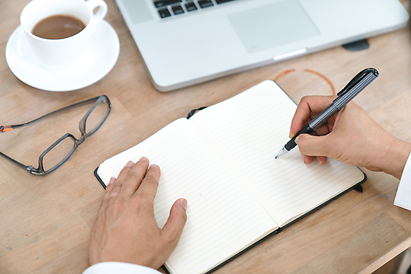 포토 JPG 해외이미지 직업 학생 손 교육 종이 백그라운드 비즈니스 탁자 성공 직장 사람 사람없음 책 컴퓨터 사무실 펜 쪽지 공책 흰색 기록 업무 비즈니스맨 책상 비서 경영 해외202004 해외포토 남자 컬러 가구 컨셉 회사 문구용품 신체부위 전자제품 필기구 작업 직장인 파일형식 이미지허브