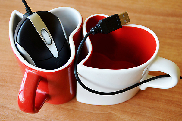 포토 JPG 해외이미지 백그라운드 인터넷 비즈니스 통신 유리 사랑 사람없음 컵 전자제품 컴퓨터 사무실 3D 검은색 장비 기구 공구 바퀴 쥐 연결 플라스틱 USB 두루마리 오브젝트 클릭 더블 제어 하드웨어 해외202004 해외포토 식기 감정 컬러 재질 도구 설치류 디지털합성 파일형식 이미지허브