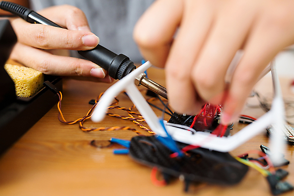 포토 JPG 해외이미지 직업 남자 신체 장신구 주택 실내 소년 취미 사람없음 건물 장난감 카메라 금속 장비 공구 뜨거움 헬리콥터 연결 결합 작음 파일럿 만들기 전자 철사 드론 설치 접착제 해외202004 해외포토 건축물 어린이 모션 재질 비행기 사람 내부 전자제품 도구 풀_접착제 크기 파일형식 이미지허브