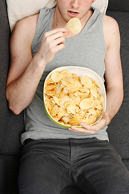 포토 JPG 해외이미지 백인 학생 라이프스타일 접시 응시 남자 음료 음식 가구 셔츠 의자 감자 패스트푸드 피곤 앉기 성인 사람없음 소파 독서 텔레비전 방 튀김 흰색 사발 폐기물 먹기 손목시계 영화 속도 리빙 해로움 해외202004 해외포토 서양인 식기 시선 시계 컬러 생활용품 컨셉 상의 채소 장신구 모션 문화예술 사람 생활 전자제품 사기그릇 인스턴트 쓰레기 파일형식 이미지허브