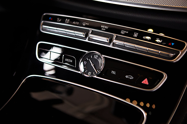 포토 JPG 해외이미지 손 음악 시계 이동 자동차 손잡이 사람없음 내부 목재 장비 운전 흐름 업무 판넬 바퀴 막대기 중앙 볼륨 가죽 라디오 난방 기어 멀티미디어 위로 계기판 린스 자동 제어 해외202004 해외포토 나무 육상교통 컨셉 재료 모션 문화예술 신체부위 전자제품 작업 파일형식 이미지허브