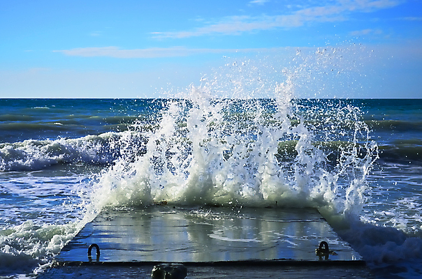 포토 JPG 해외이미지 파도 바다 자연 바람 날씨 해변 사람없음 가로 물 파란색 항구 힘 거품 분노 신선 황무지 가장자리 떨어짐 위험 분무기 단절 때리기 콘크리트 투쟁 힘찬 해외202004 해외포토 자연요소 감정 컬러 컨셉 교통시설 모션 둘레 생태계 파일형식 이미지허브