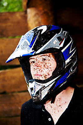 포토 JPG 해외이미지 행복 얼굴 스포츠 포즈 청소년 한명 웃음 안전 야외 10대 기쁨 축하 레이싱 생일 떨어짐 보호 헬멧 속도 먼지 폭풍 진흙 엔진 열광 그런지 해외202004 해외포토 1 기념일 감정 컨셉 날씨 표정 사람 시합 신체부위 보호장비 파일형식 이미지허브