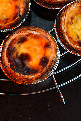 포토 JPG 해외이미지 검은배경 디저트 실내 근접촬영 사람없음 달콤 에그타르트 해외202004 식힘망 해외포토 음식 뷰포인트 백그라운드 내부 주방도구 검은색 맛 제빵도구 타르트 파일형식 이미지허브