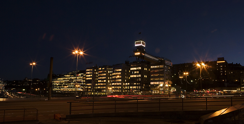포토 JPG 해외이미지 유럽 도로 교통수단 여행 비즈니스 건축양식 교통시설 하늘 거리 버스 스웨덴 사람없음 빨간색 금융 관광지 빛 도시풍경 사무실 고층빌딩 도시 도심 야간 속도 출장 출퇴근 시티라이프 승객 스카이라인 명승지 유흥 해외202004 해외포토 자연요소 라이프스타일 건축 나라 길 육상교통 컬러 교통 대중교통 북유럽 풍경 빌딩 경제 시설 파일형식 이미지허브