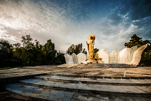 포토 JPG 해외이미지 아시아 종교 문화 여행 불교 태국 하늘 동양인 풍경 사람없음 조각상 점 사찰 큼 땅 언덕 대리석 동쪽 남쪽 천연기념물 순례 신앙심 이국적 해외202004 해외포토 나라 재료 종교건축 인종 조형물 크기 방향 파일형식 이미지허브