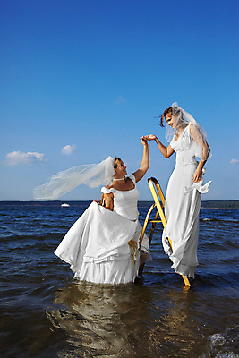 포토 JPG 해외이미지 백인 모델 1 라이프스타일 응시 드레스 여자 행복 유럽 얼굴 바다 결혼 결혼식 사람 성인 야외 두명 물 여름 파란색 노란색 유행 흰색 가운 약혼 단계 베일 스타일 해외202004 해외포토 자연요소 서양인 시선 옷 계절 감정 나라 컬러 이벤트 생활 신체부위 약속 파일형식 이미지허브