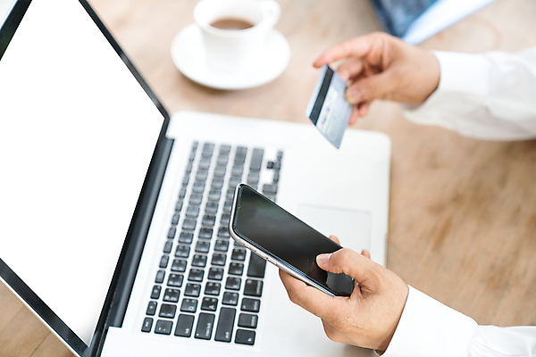 포토 JPG 해외이미지 라이프스타일 남자 컨셉 인터넷 비즈니스 주택 관리 사람 사람없음 금융 노트북 쇼핑 컴퓨터 우주 공책 흰색 타이핑 잡기 비즈니스맨 신용카드 구매 무선전화기 스마트 온라인 해외202004 해외포토 컬러 모션 문구용품 건물 생활 경제 전자제품 직장인 전화기 파일형식 이미지허브