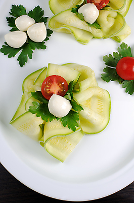 포토 JPG 해외이미지 접시 음식 조각 채소 재료 부분 방울토마토 반찬 치즈 파슬리 건강 사람없음 옆모습 장식 식사 저녁식사 고명 아침식사 자르기 먹기 유기농 점심식사 모짜렐라치즈 주키니 채식주의자 해외202004 해외포토 식기 웰빙 뷰포인트 토마토 모션 유제품 채식 파일형식 이미지허브