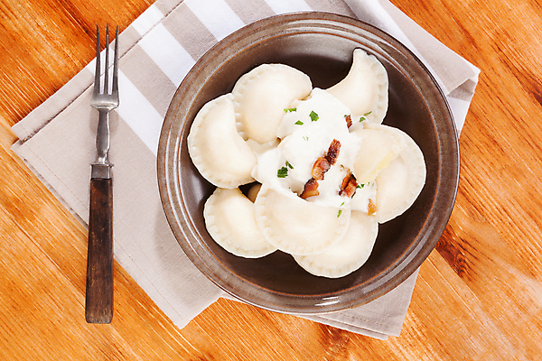 포토 JPG 해외이미지 스튜디오촬영 전통 접시 유럽 음식 포크 치즈 요리 사람없음 목재 가로 하이앵글 갈색 식사 저녁식사 시골 신선 맛 먹기 베이컨 폭식 경단 라비올리 러시아인 채식주의자 핸드메이드 해외202004 해외포토 서양인 나무 식기 나라 뷰포인트 컬러 컨셉 재료 모션 유제품 실내 돼지고기 채식 파일형식 이미지허브