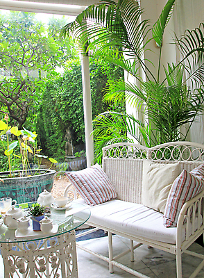 포토 JPG 해외이미지 식물 식기 접시 디자인 꽃 커피 음료 음식 의자 창문 베개 유리 탁자 사람없음 내부 장식 소파 요식업 정원 숟가락 희망 수확 흰색 신선 클래식 고급 우아함 은색 배열 먹기 만족 복고 유리그릇 설정 점심식사 정중 해외202004 해외포토 그릇 감정 산업 컬러 가구 컨셉 농업 침구 모션 재질 수저 식사 파일형식 이미지허브