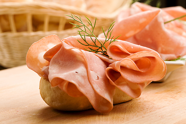 포토 JPG 해외이미지 음식 빵 양파 도마 샌드위치 사람없음 목재 이탈리아 소시지 플랫 얇은 해외202004 해외포토 나무 유럽 채소 재료 주방용품 가공식품 파일형식 이미지허브