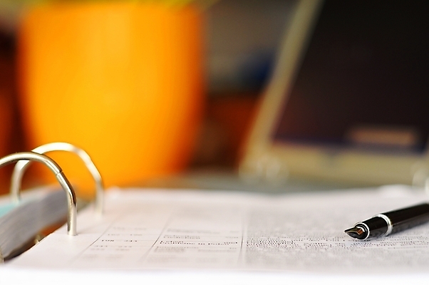 포토 JPG 해외이미지 직업 교육 종이 비즈니스 성공 노동자 직장 사람없음 아웃포커스 금융 노트북 사무실 펜 우주 공책 침묵 성장 업무 시장 계획 책상 문서 투자 폴더 경영 카피스페이스 해외202004 해외포토 가구 컨셉 회사 문구용품 촬영기법 경제 전자제품 필기구 소리 공백 작업 파일 파일형식 이미지허브