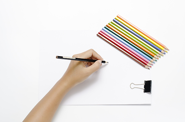 포토 JPG 해외이미지 손 종이 색연필 실내 들기 신체부위 그리기 서류집게 해외202004 해외포토 모션 학용품 집게 사람 내부 파일형식 이미지허브