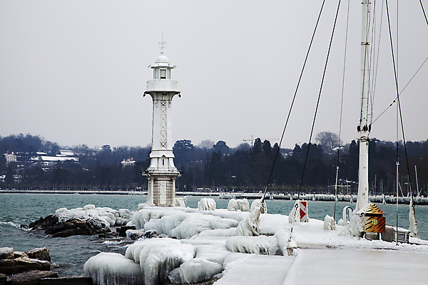 포토 JPG 해외이미지 계절 겨울 자연 날씨 등대 풍경 사람없음 야외 물 냉동 얼음 추위 흰색 시원함 크리스탈 스위스 암초 온도 고드름 해외202004 해외포토 자연요소 유럽 컬러 광석 생태계 파일형식 이미지허브