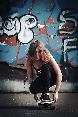 포토 JPG 해외이미지 전신 백인 디자인 응시 여자 포즈 백그라운드 한명 성인 야외 앞모습 옆모습 잡기 스케이트보드 승차 복고 웅크림 성인여자한명만 해외202004 해외포토 서양인 1 시선 뷰포인트 모션 사람 보드_스포츠 여자한명만 성인여자만 파일형식 이미지허브