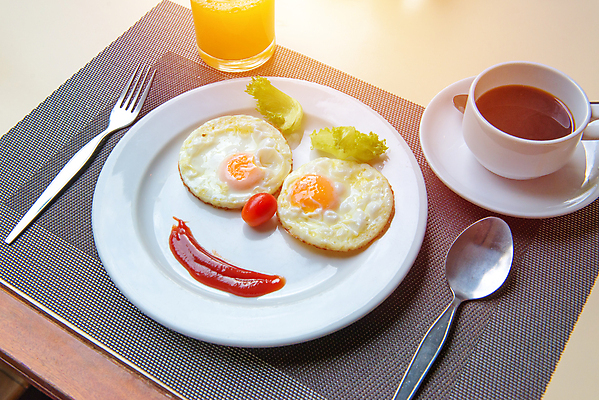 포토 JPG 해외이미지 접시 행복 얼굴 커피 어린이 음식 포크 다이어트 토마토 아침 돼지고기 요리 사람없음 옆모습 계란 숟가락 맑음 식사 에너지 튀김 신선 소시지 칼 맛 아침식사 은색 칼로리 노른자 단백질 영양분 탄수화물 해로움 해외202004 해외포토 주간 식기 감정 음료 뷰포인트 컬러 컨셉 채소 날씨 수저 건강 육류 사람 신체부위 알 가공식품 영양소 파일형식 이미지허브