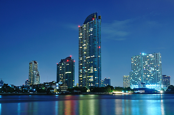 포토 JPG 해외이미지 구름 아시아 여행 이동 건축양식 창문 태국 하늘 안테나 풍경 사람없음 건물 물 빛 강 도시풍경 사무실 우주 탑 고층빌딩 발코니 도시 보트 도심 야간 강가 속도 방콕 바쁨 타운 스카이라인 해외202004 해외포토 자연요소 건축물 건축 나라 컨셉 배_교통 비즈니스 통신 빌딩 파일형식 이미지허브