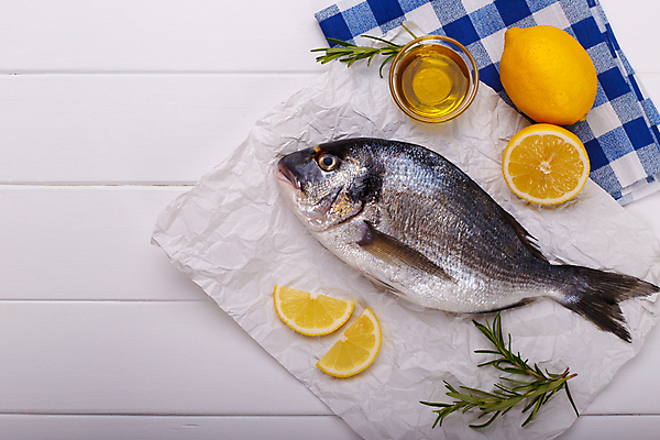 포토 JPG 해외이미지 사람없음 식탁보 레몬 흰배경 날것 도미 로즈메리 해외202004 해외포토 백그라운드 과일 어류 흰색 허브 파일형식 이미지허브