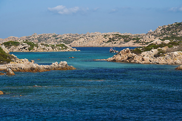 포토 JPG 해외이미지 바다 섬 여행 휴가 항해 국립공원 풍경 사람없음 야외 여름 모래사장 컬러풀 햇빛 반사 이탈리아 바위 만 투명 보트 지중해 다도해 터키석 파라다이스 화강암 해외202004 해외포토 계절 공원 유럽 컬러 배_교통 태양 암석 돌_바위 보석 파일형식 이미지허브