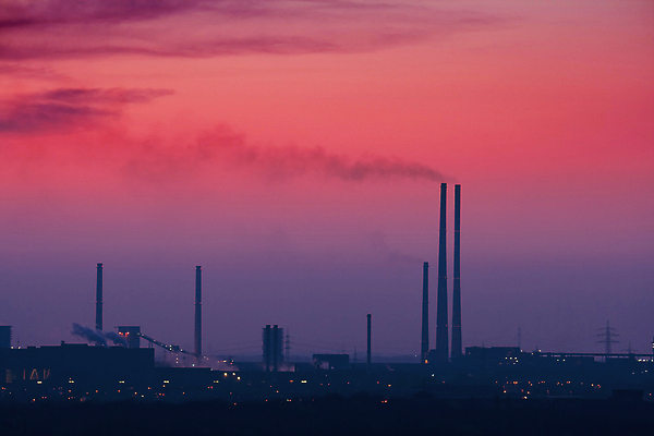 포토 JPG 해외이미지 식물 산업 회사 비즈니스 공장 하늘 전등 독일 파노라마 굴뚝 사람없음 건물 파란색 빛 도시풍경 일출 환경 어둠 일몰 새벽 도시 업무 자주색 매연 지구온난화 스카이라인 혁명 배기가스 생태학 해외202004 해외포토 자연요소 건축물 교육 유럽 컬러 컨셉 공업 조명 촬영기법 풍경 노을 작업 환경오염 기후변화 파일형식 이미지허브