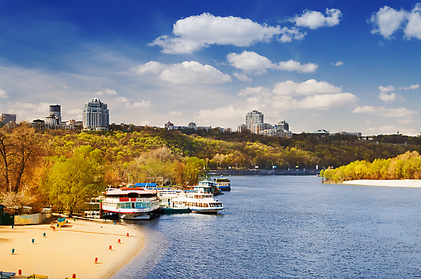 포토 JPG 해외이미지 자연 풍경 경사 사람없음 건물 물 강 흐름 가을 도시 보트 강가 네비게이션 해외202004 해외포토 자연요소 건축물 계절 컨셉 배_교통 생태계 파일형식 이미지허브