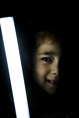 포토 JPG 해외이미지 행복 어린이 한명 빛 검은색 램프 해외202004 해외포토 1 감정 컬러 조명 사람 파일형식 이미지허브