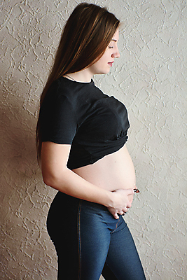 포토 JPG 해외이미지 백인 여자 행복 컨셉 신체 가족 엄마 휴식 주택 갈색머리 실내 건강 관리 사랑 한명 사람 성인 부모 희망 임산부 임신 터치 아기 출산 기다림 명상 태교 돌봄 해외202004 해외포토 서양인 1 헤어스타일 감정 관계 모션 내부 건물 파일형식 이미지허브