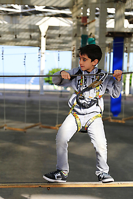 포토 JPG 해외이미지 손 공원 행복 어린이 선 밧줄 스포츠 포즈 모션 놀이 넥타이 휴가 건강 한명 안전 사람 소년 취미 야외 운동 힘 기쁨 장비 에너지 도전 게임 놀이터 헬멧 위험 작음 시원함 묘사 오르기 타운 지퍼 보험 해외202004 해외포토 1 잡화 공공시설 남자 감정 줄 컨셉 신체부위 도시 보호장비 크기 파일형식 이미지허브