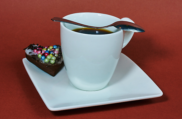 포토 JPG 해외이미지 전통 그릇 접시 커피 음료 탁자 건강 사람없음 장식 컵 숟가락 흰색 컵받침 폴란드 프로스팅 해외202004 해외포토 식기 유럽 컬러 가구 수저 받침대 제빵 파일형식 이미지허브