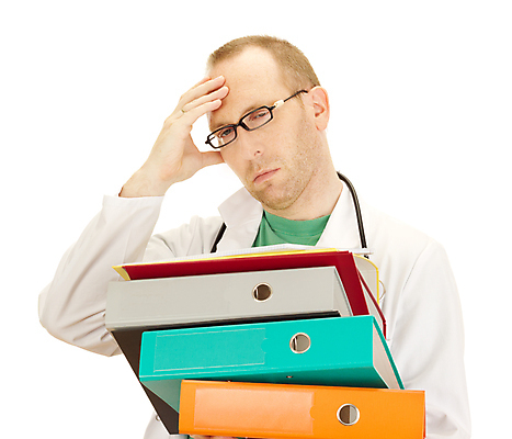 포토 JPG 해외이미지 직업 남자 종이 과학 청진기 스트레스 건강 병원 피곤 한명 약 교수 자료 진료 환자 의사 정보 흰색 실험복 업무 실험실 대학교 문서 파일 폴더 업무과다 바인더 고립 돌봄 압력 지원 헬프 해외202004 해외포토 1 컬러 컨셉 의학 학교 의료기기 모션 실험 사람 사무용품 교사 의료진 가운 작업 도움 파일형식 이미지허브