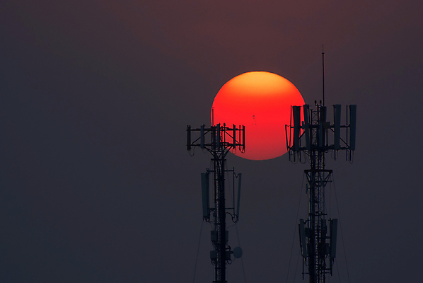 포토 JPG 해외이미지 실루엣 파도 오렌지 통신 하늘 모바일 세포 안테나 사람없음 스마트폰 태양 탑 디지털 자료 일몰 장비 정보 네트워크 역 저녁 연결 무선전화기 전화기 수화기 라디오 신호 방송 전염 전송 소통 셀룰러 해외202004 해외포토 자연요소 건축물 바다 컨셉 과일 교통시설 촬영기법 전자제품 핸드폰 스마트기기 노을 질병 야간 감염 파일형식 이미지허브