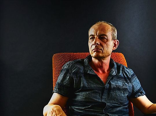 포토 JPG 해외이미지 백인 1 응시 노년 남자 행복 감정 종이 쿠션 셔츠 비즈니스 성공 건강 한명 미소 사람 앉기 성인 카메라 검은색 카펫 기쁨 흰색 비즈니스맨 주름 신문 뉴스 우아함 스마트 읽기 어깨 만족 안락의자 이익 시민 고립 옛날 해외202004 해외포토 서양인 시선 컬러 컨셉 상의 의자 모션 표정 신체부위 간행물 전자제품 직장인 국민 파일형식 이미지허브