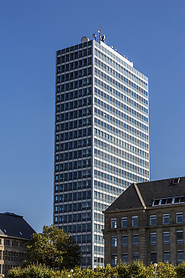 포토 JPG 해외이미지 외관 유럽 선 벽 백그라운드 비즈니스 건축양식 창문 유리 하늘 독일 관리 사람없음 건물 파란색 빛 사무실 반사 고층빌딩 줄무늬 도시 조직 센터 도심 방향 상업 각도 지역 타운 개발 경영 대칭 제어 줄서기 콘크리트 해외202004 해외포토 건축물 건축 나라 컬러 무늬 모션 재질 빌딩 파일형식 이미지허브