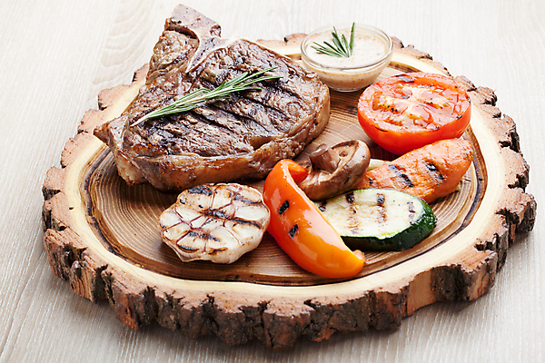 포토 JPG 해외이미지 토마토 채소 부분 파프리카 마늘 육류 스테이크 요리 사람없음 목재 식사 버섯 당근 소고기 튀김 고명 그릴 바비큐 강의 굽기 머스터드 메인 준비 로즈메리 등심 주키니 해외202004 해외포토 나무 음식 식재료 재료 주방용품 뿌리채소 서양음식 소스_음식 구이 허브 파일형식 이미지허브