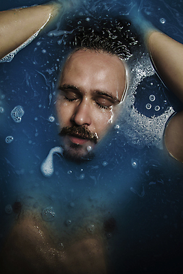 포토 JPG 해외이미지 백인 손 여자 남자 감정 얼굴 어린이 벽 백그라운드 창문 유리 스트레스 미술 한명 사람 성인 10대 물 고통 슬픔 칼 좌절 고독 울음 가난 공포 문제 그런지 배려 부정적 우울감 우울증 혼자 해외202004 해외포토 자연요소 서양인 1 컨셉 청소년 재질 문화예술 표정 신체부위 질병 파일형식 이미지허브