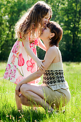 포토 JPG 해외이미지 라이프스타일 웰빙 드레스 딸 어린이 중년 가족 자연 엄마 휴가 사랑 사람 야외 두명 초록색 컬러풀 맑음 봄 활발 신선 달콤 돌봄 러시아인 해외202004 해외포토 서양인 옷 계절 감정 컬러 컨셉 관계 모션 날씨 성인 생활 맛 생태계 파일형식 이미지허브