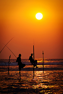 포토 JPG 해외이미지 직업 전통 남자 실루엣 문화 파도 바다 여행 자연 하늘 낚시 사람 앉기 풍경 사람없음 물 여름 태양 일몰 업무 막대기 그룹 기다림 원주민 인도인 낚시꾼 해외202004 해외포토 자연요소 외국인 계절 모션 레저 촬영기법 동양인 노을 작업 아프리카인 생태계 파일형식 이미지허브