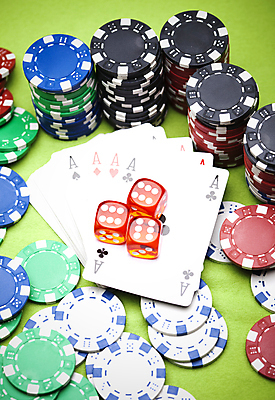 포토 JPG 해외이미지 실내 사람없음 쌓기 트럼프 포커칩 도박 카지노 주사위 겜블 초록배경 해외202004 해외포토 백그라운드 모션 내부 초록색 놀이용품 포커 파일형식 이미지허브