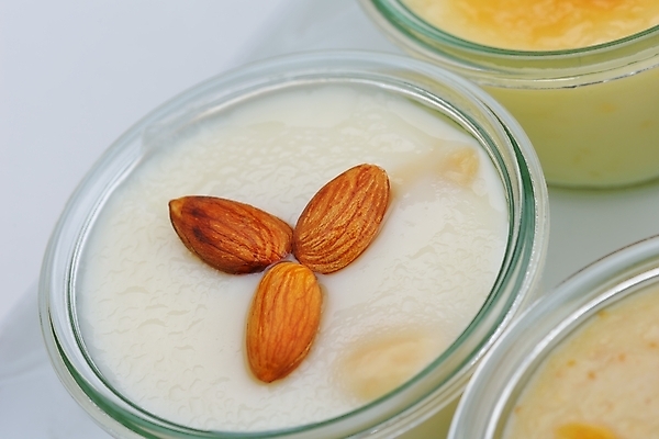 포토 JPG 해외이미지 실내 근접촬영 사람없음 흰배경 아몬드 푸딩 해외202004 해외포토 뷰포인트 백그라운드 디저트 내부 견과류 흰색 파일형식 이미지허브