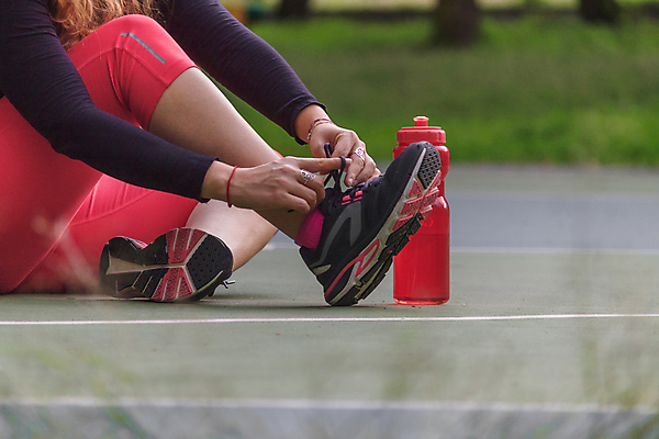 포토 JPG 해외이미지 여자 스포츠 분홍색 운동화 신발 유니폼 넥타이 건강 한명 사람 야외 조깅 운동 유행 재킷 회색 거친 시원함 레깅스 저지 콘크리트 스타일 힙스터 해외202004 해외포토 1 잡화 옷 패션 컬러 하의 외투 파일형식 이미지허브